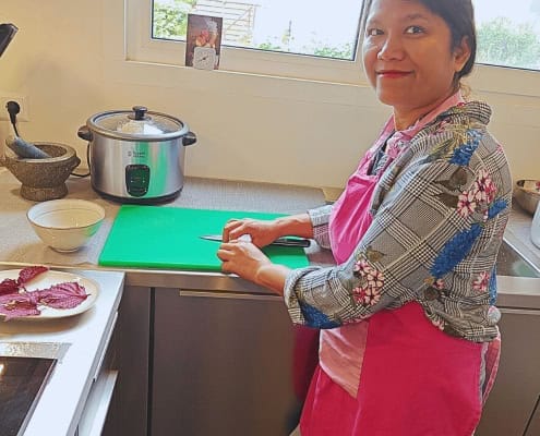 Pornshita snijdt Shiso Pornshita snijdt Shiso