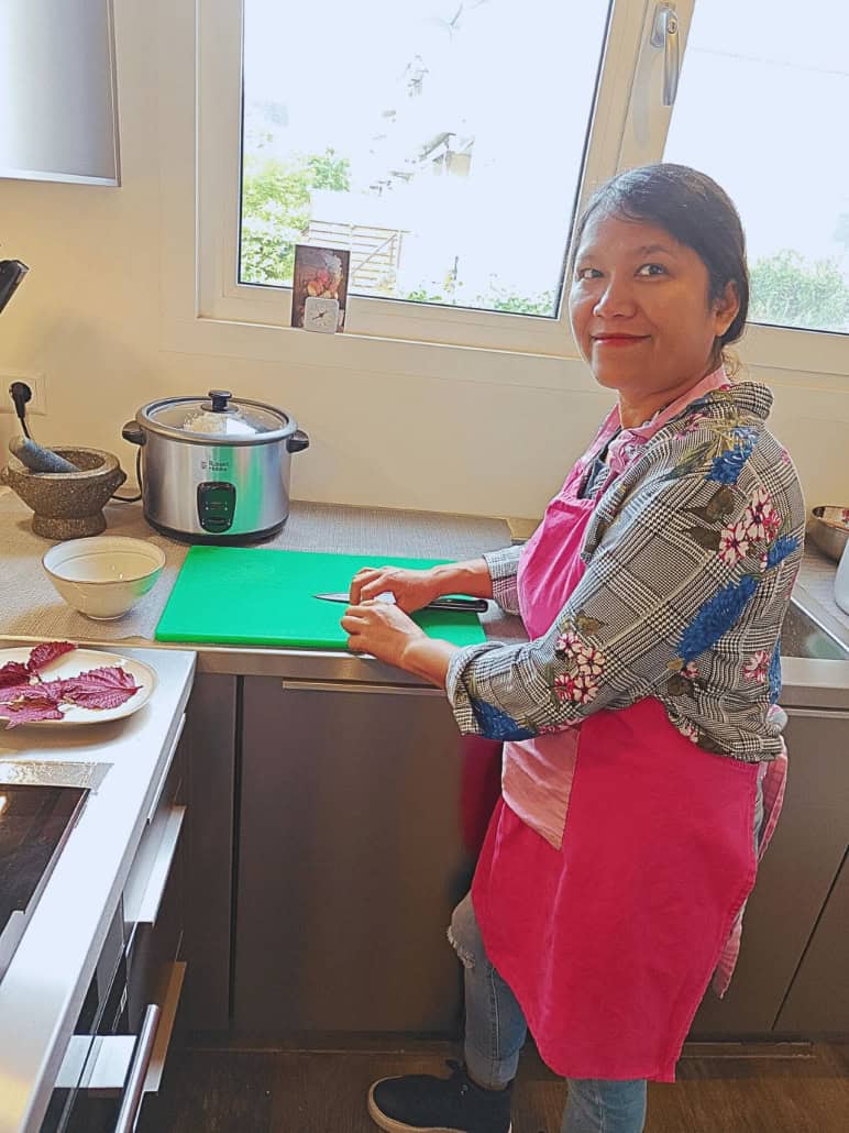 Pornshita snijdt Shiso Pornshita snijdt Shiso