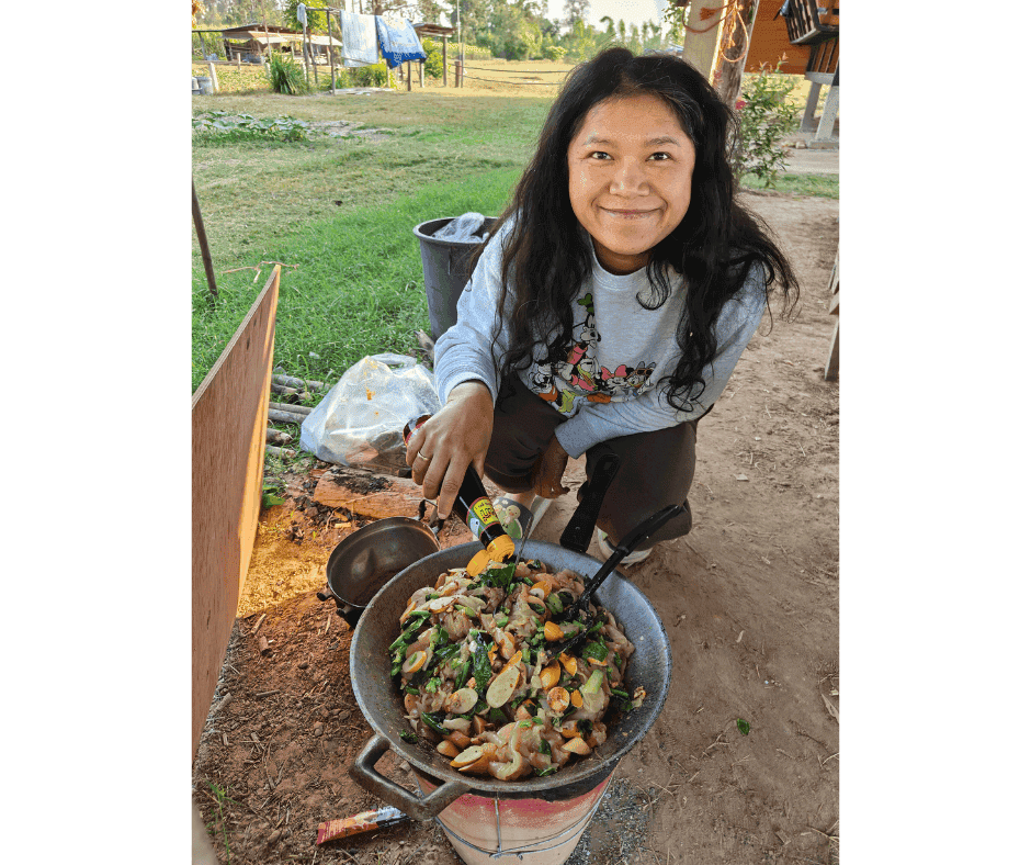 Pornshita op houtskool koken (1) Pornshita op houtskool koken 1